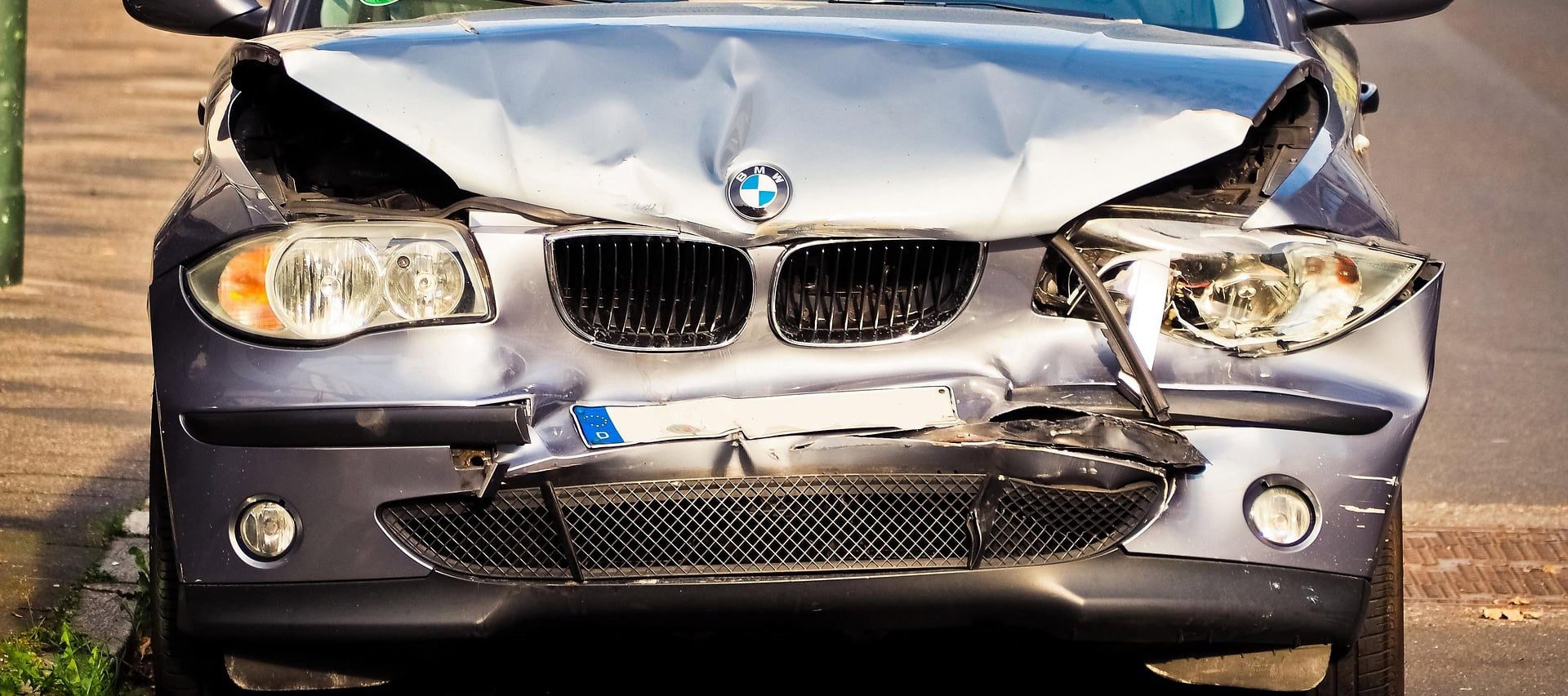 Kfz-Sachverständiger dokumentiert einen Unfallschaden
