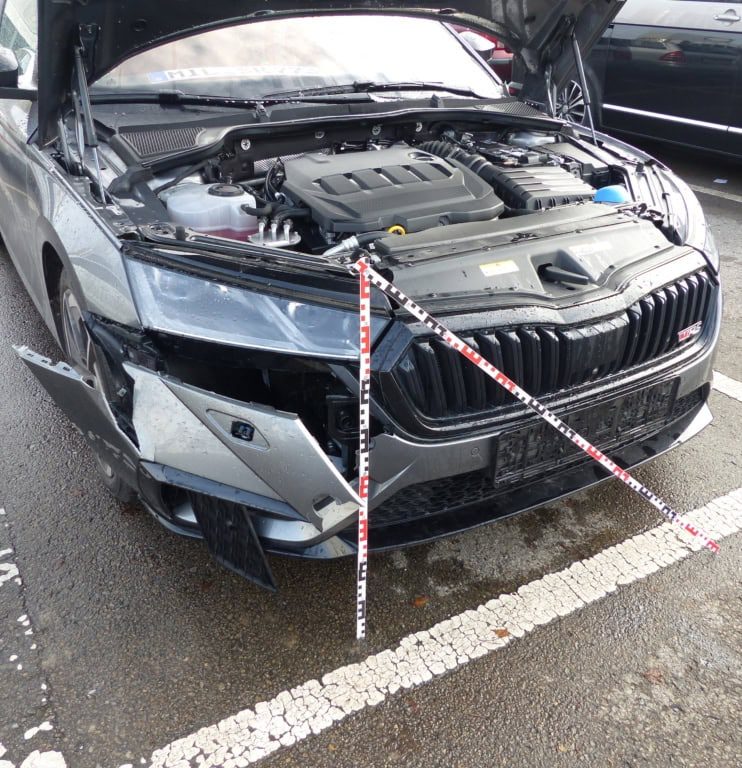 Kfz-Sachverständiger bei der Schadensaufnahme am Fahrzeug